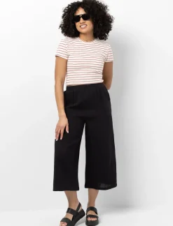 Comfortable Capri with Elastic Waist
