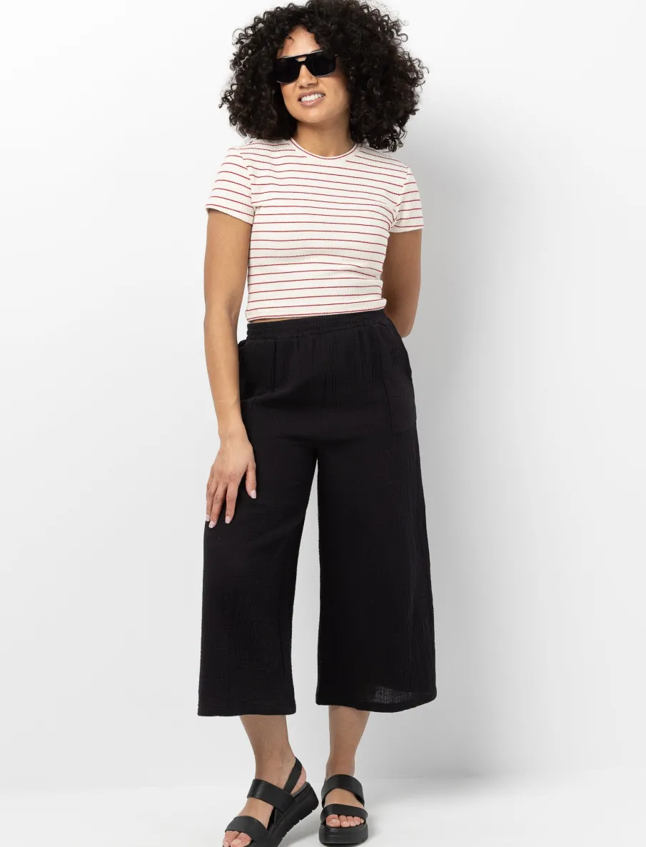 Comfortable Capri with Elastic Waist
