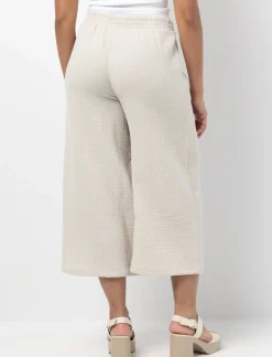 Comfortable Capri with Elastic Waist