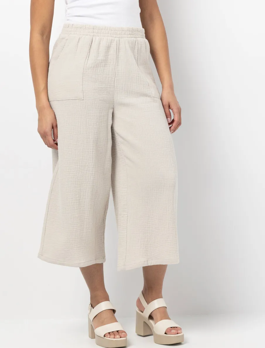 Comfortable Capri with Elastic Waist