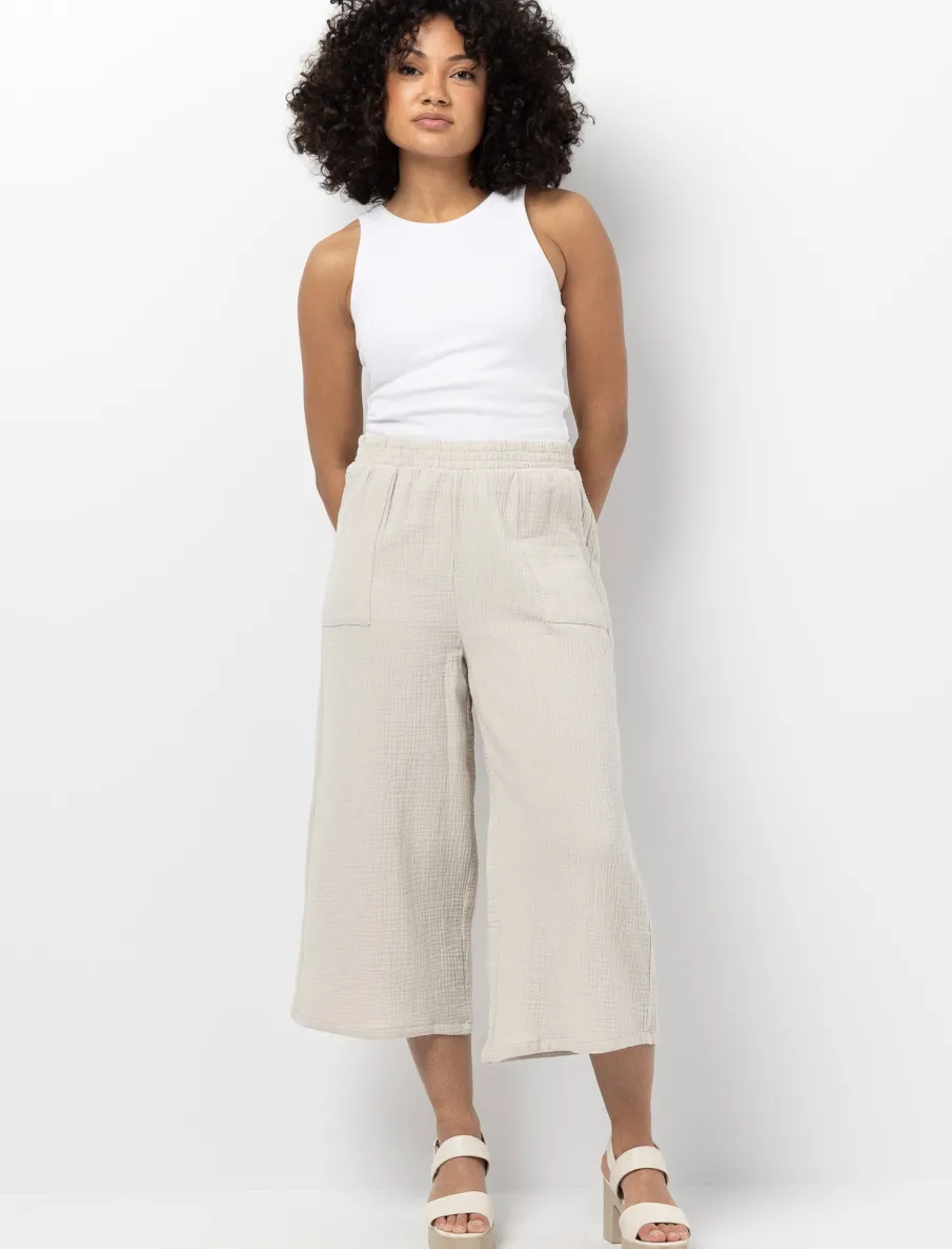 Comfortable Capri with Elastic Waist