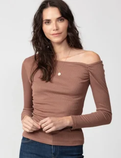 Ribbed Off-the-shoulder T-shirt