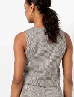 Sleeveless button-down jacket