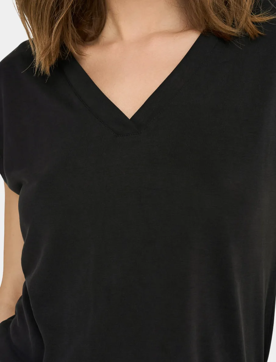 V-neck T-shirt