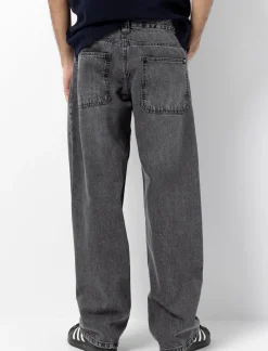 Wide-leg Jeans