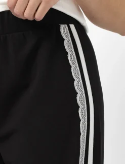 Wide-legged Trousers
