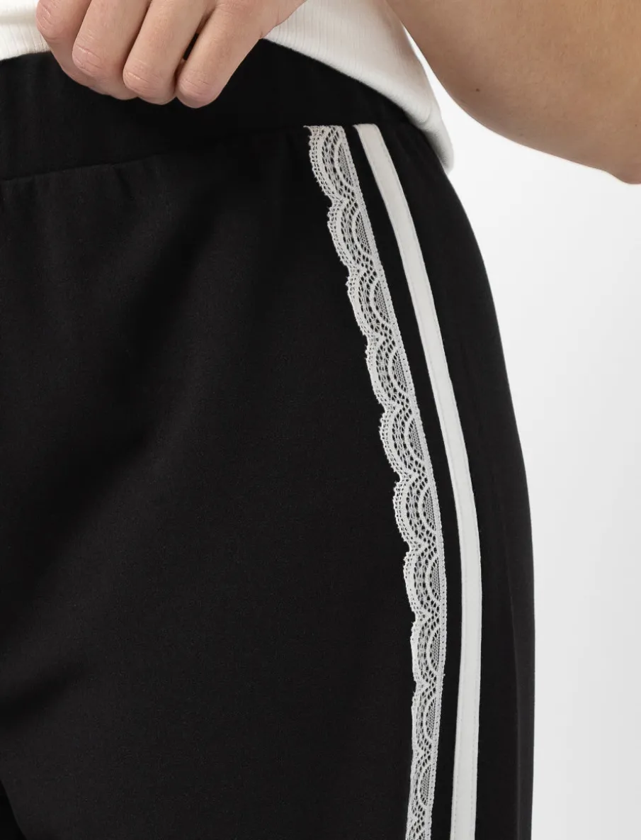 Wide-legged Trousers